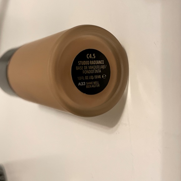 MAC Studio Radiance Serum Powdered Foundation C4.5 - Picture 2 of 4